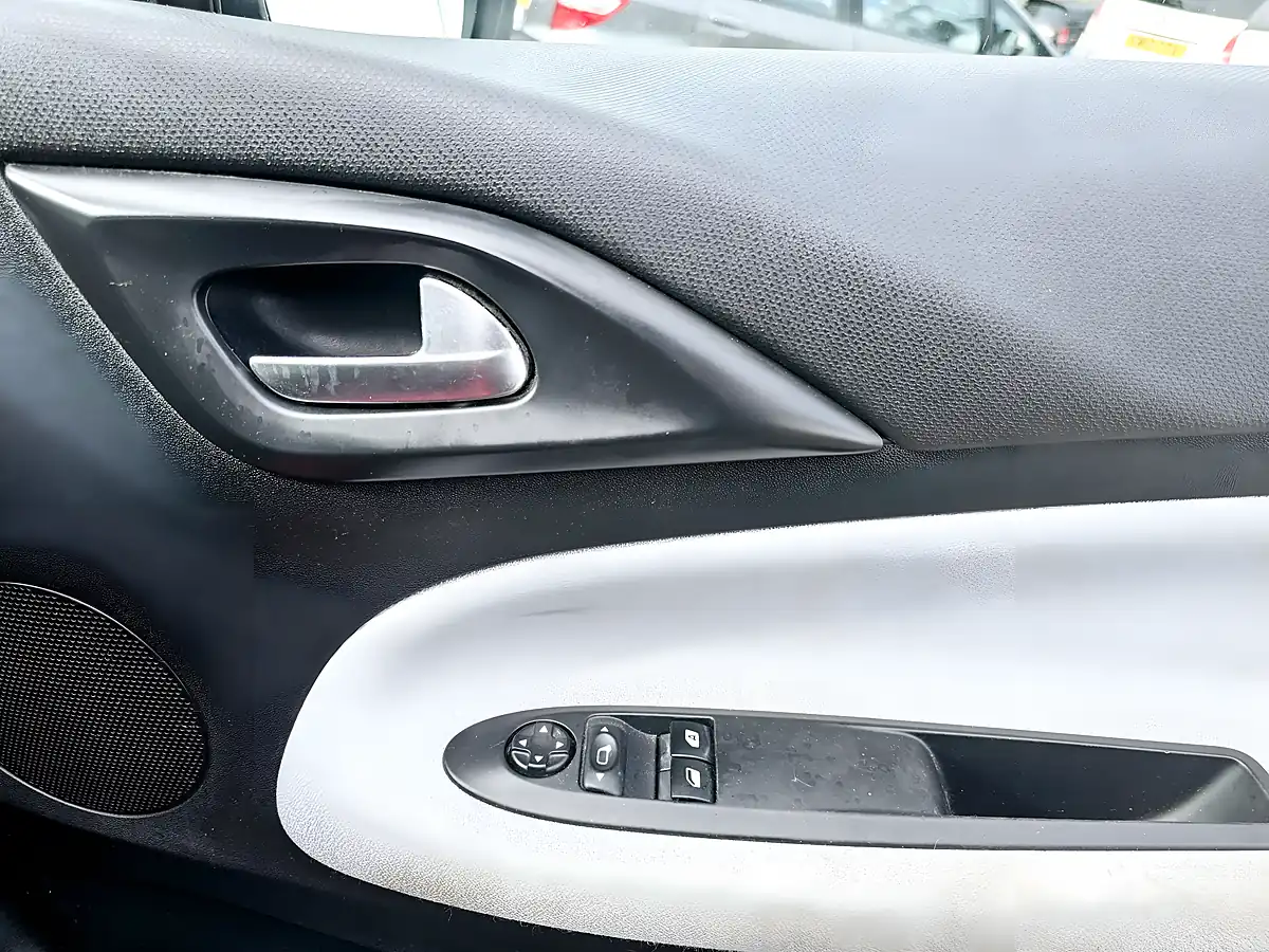 Used 2016 Citroen DS3 Dstyle Dsign Red - Interior and Exterior details 14