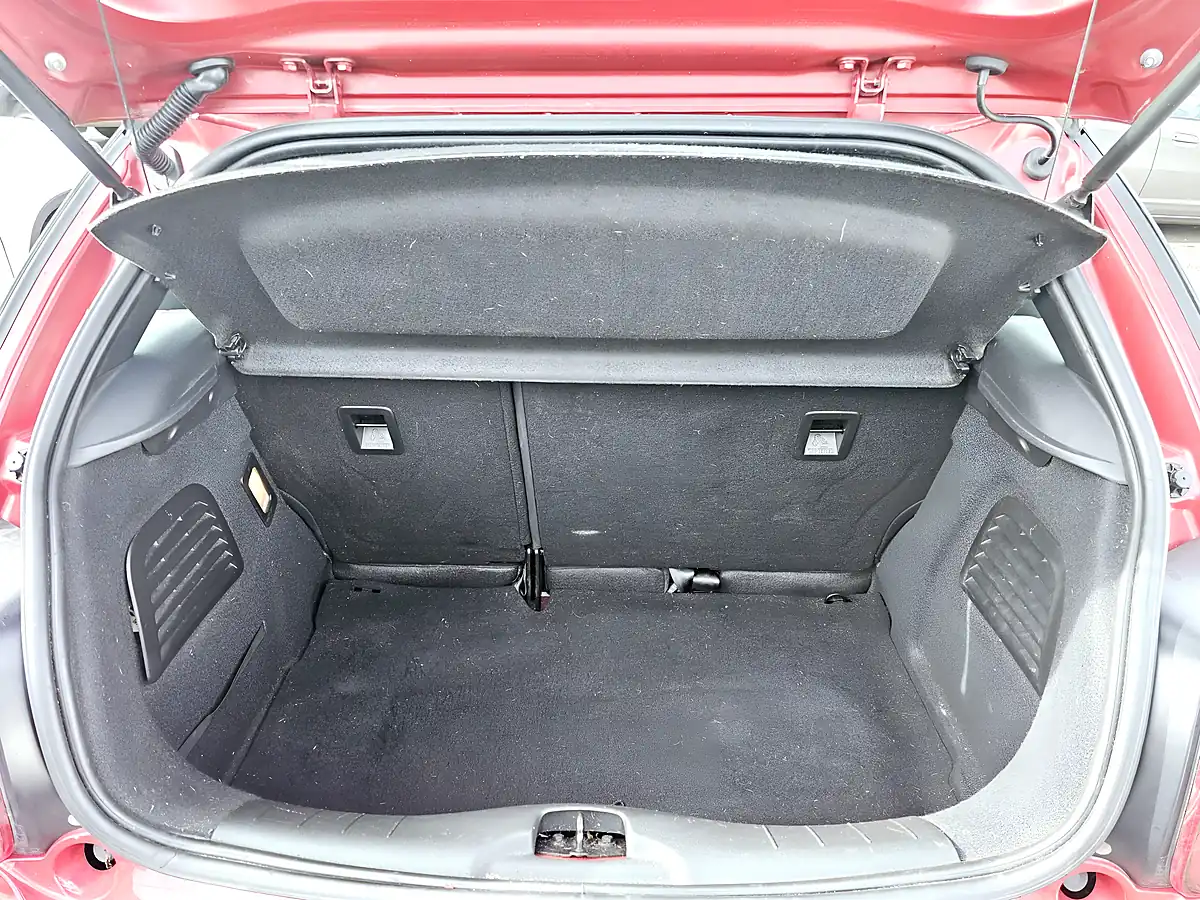Used 2016 Citroen DS3 Dstyle Dsign Red - Interior and Exterior details 7