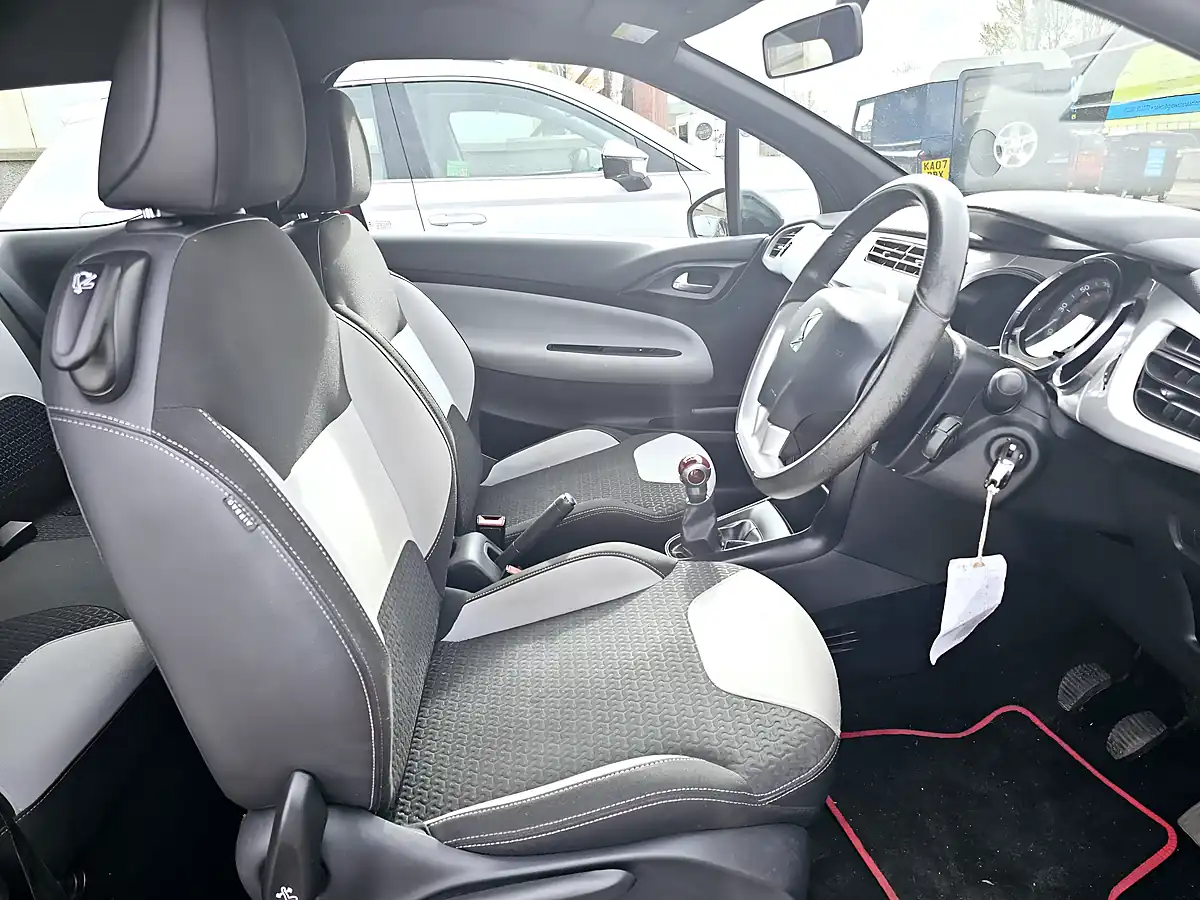 Used 2016 Citroen DS3 Dstyle Dsign Red - Interior and Exterior details 9
