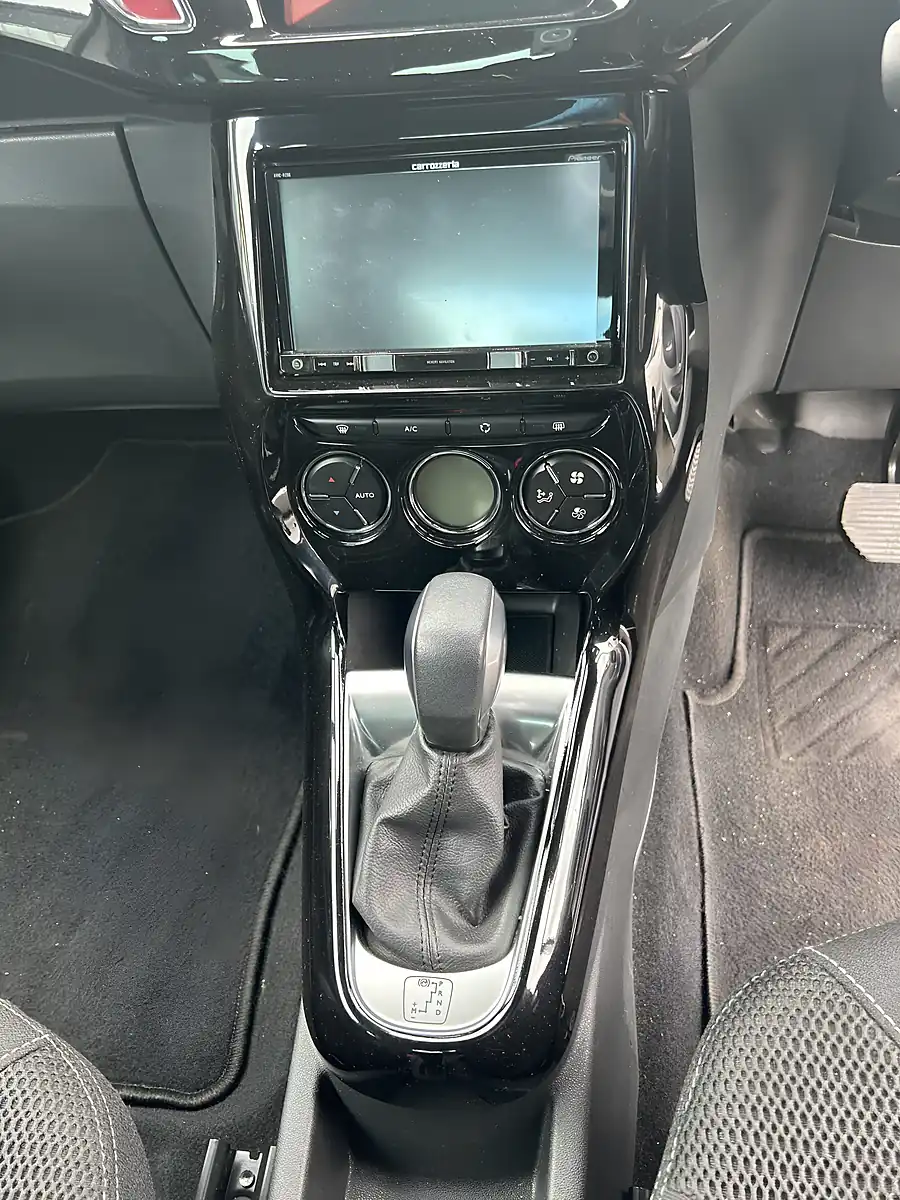 Used 2016 Citroen DS3 White - Interior and Exterior details 11