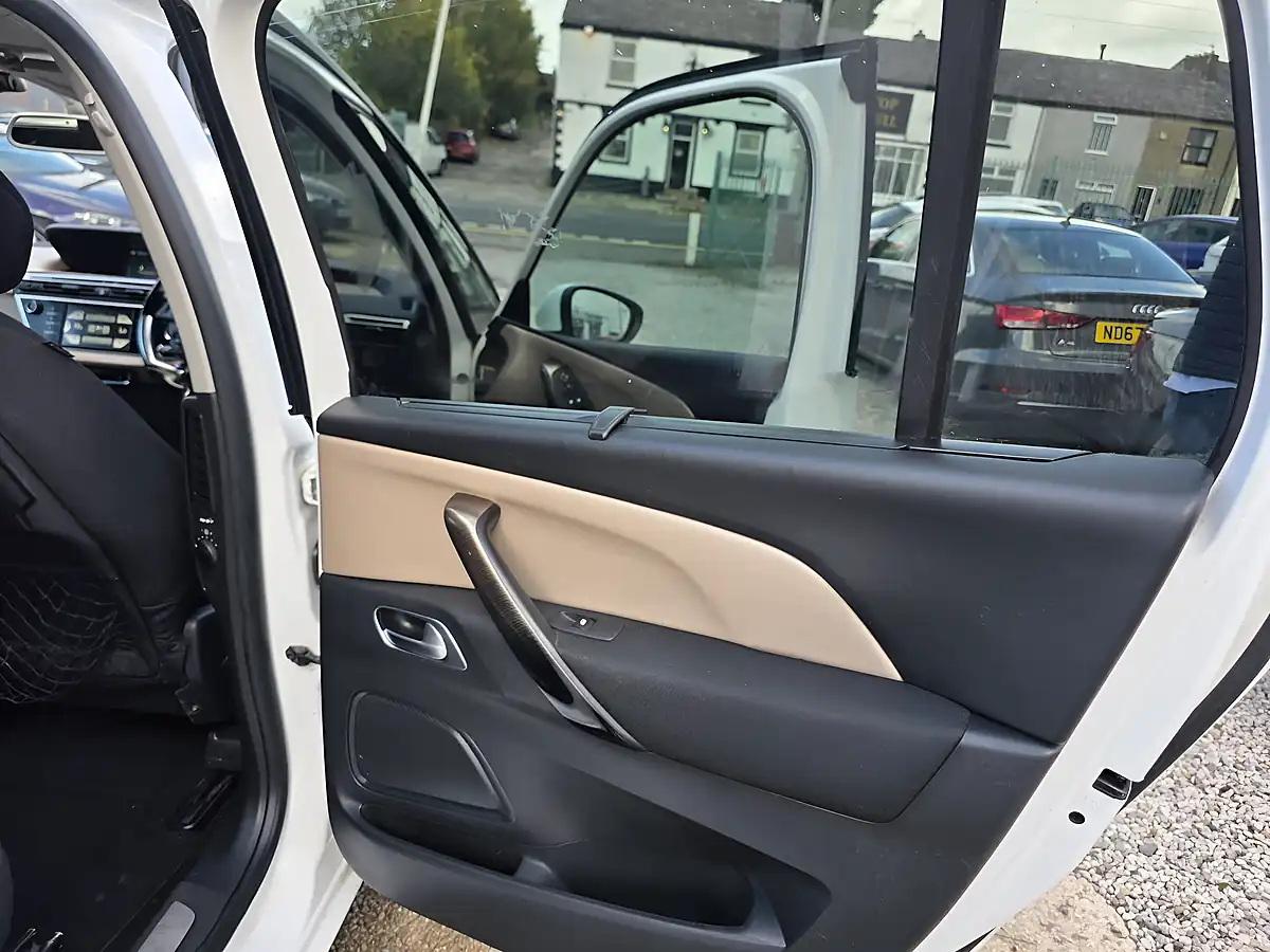Used 2016 Citroen Grand C4 Picasso Exclusive+ White - Interior and Exterior details 16