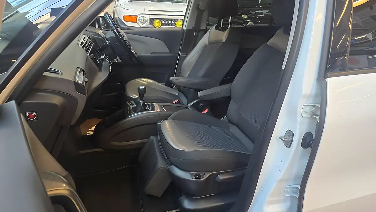 Used 2016 Citroen Grand C4 Picasso Flair White - Interior and Exterior details 13