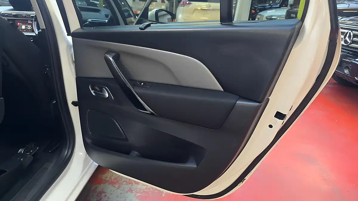 Used 2016 Citroen Grand C4 Picasso Flair White - Interior and Exterior details 15