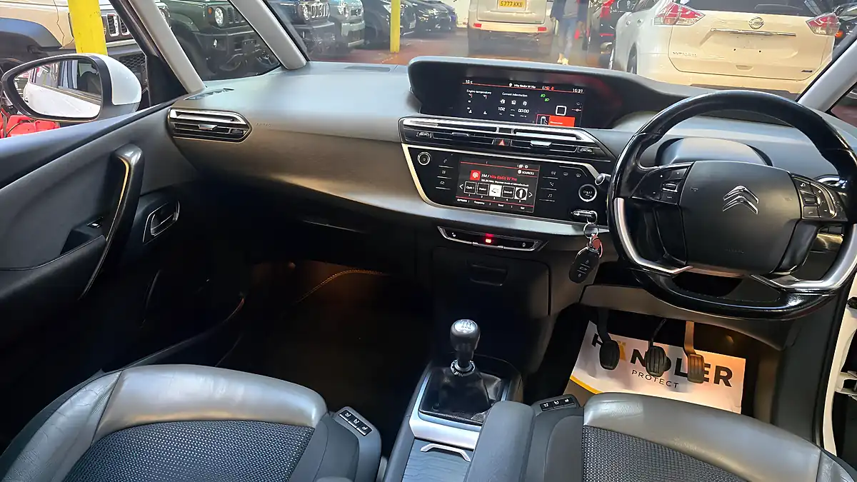 Used 2016 Citroen Grand C4 Picasso Flair White - Interior and Exterior details 4