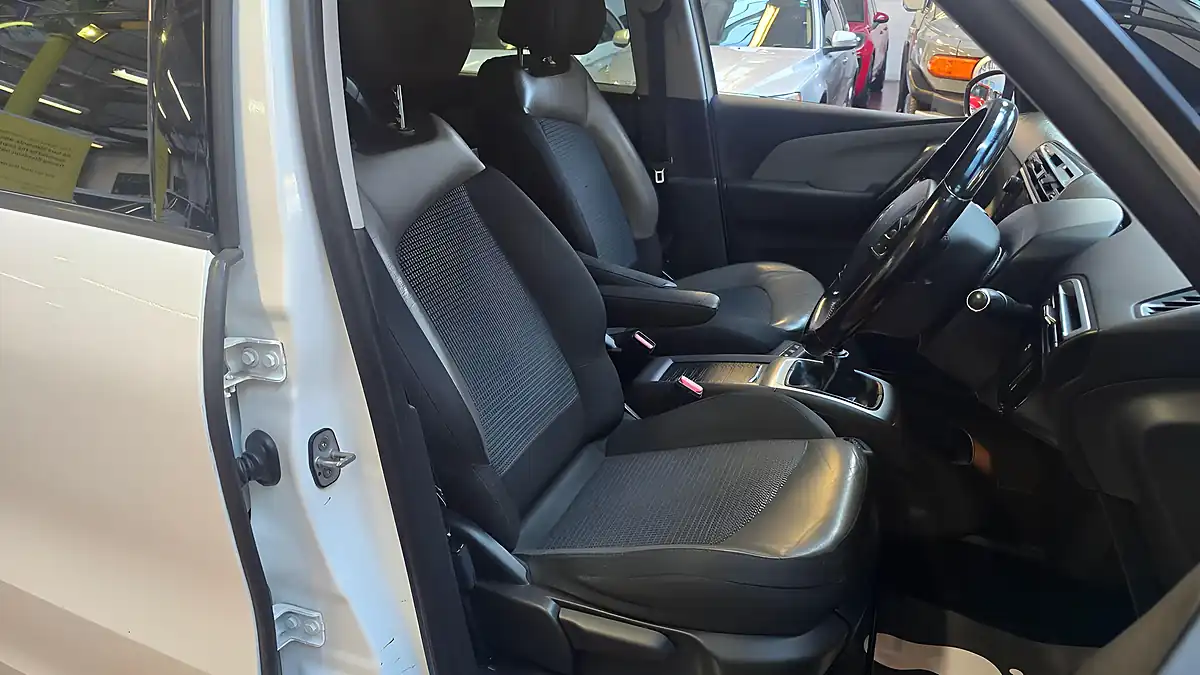 Used 2016 Citroen Grand C4 Picasso Flair White - Interior and Exterior details 5