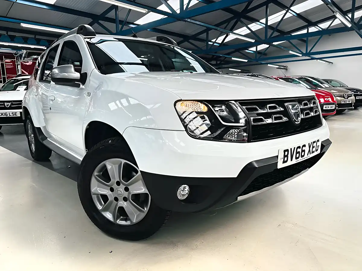 Used 2016 Dacia Duster Laureate Glacier White - Front View