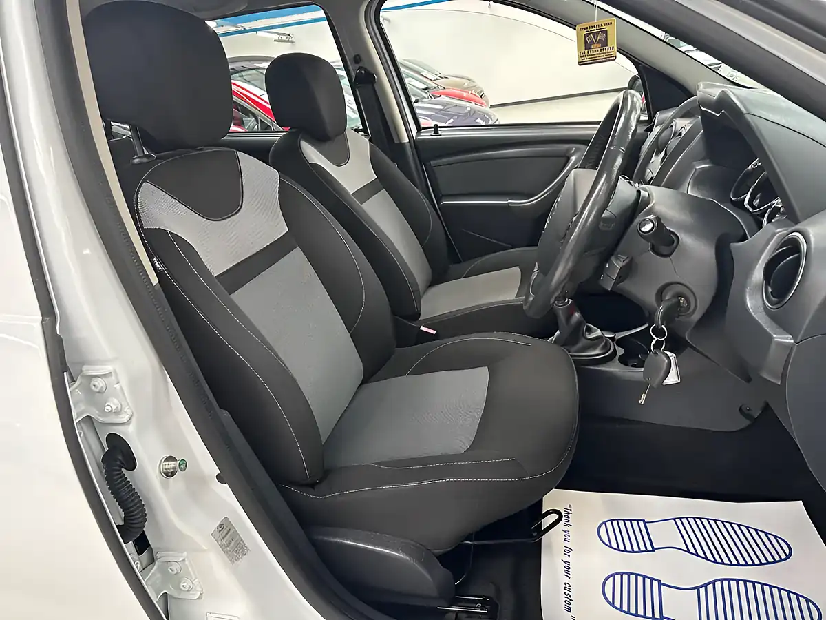Used 2016 Dacia Duster Laureate Glacier White - Interior and Exterior details 10
