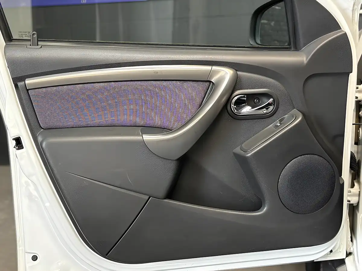 Used 2016 Dacia Duster Laureate White - Interior and Exterior details 14