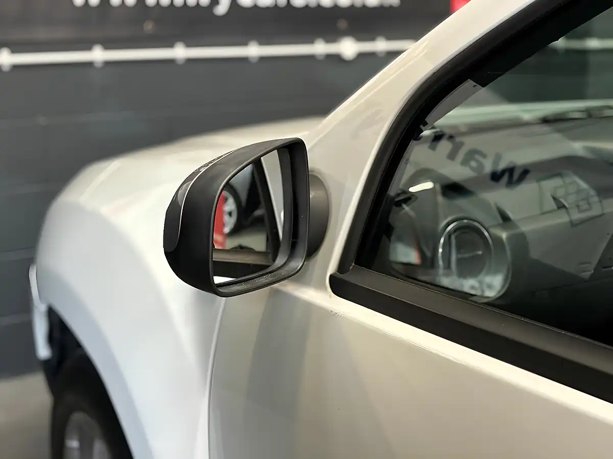 Used 2016 Dacia Duster Laureate White - Interior and Exterior details 16