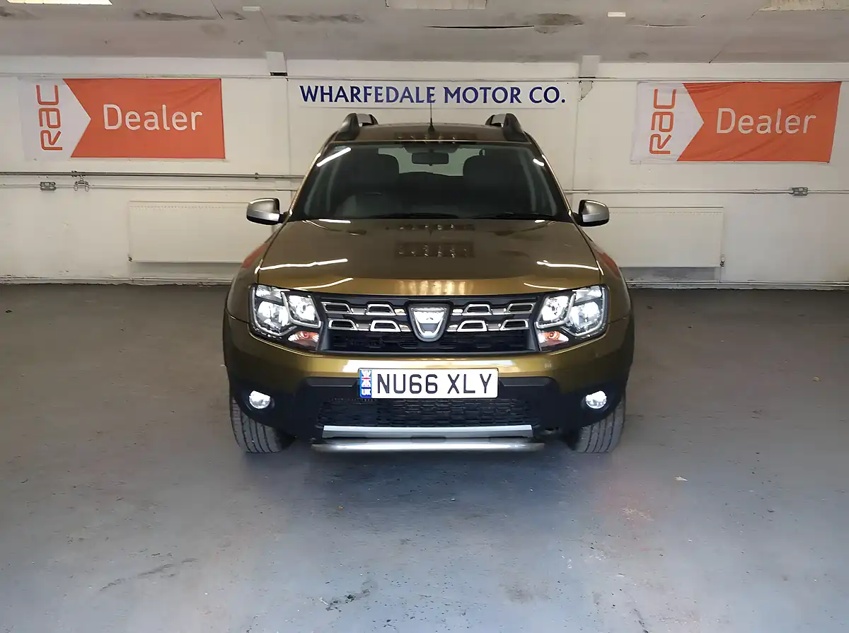 Used 2016 Dacia Duster Prestige Green - Interior and Exterior details 13