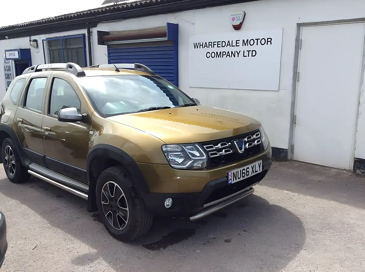 Used 2016 Dacia Duster Prestige Green - Interior and Exterior details 7