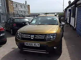 Used 2016 Dacia Duster Prestige Green - Interior and Exterior details 8