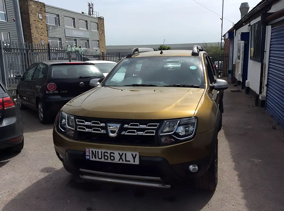 Used 2016 Dacia Duster Prestige Green - Interior and Exterior details 8
