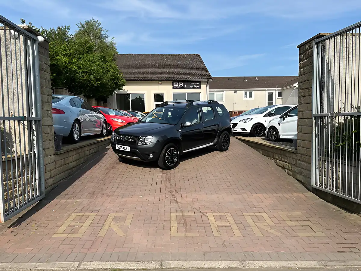 Used 2016 Dacia Duster Prestige Grey - Interior and Exterior details 3