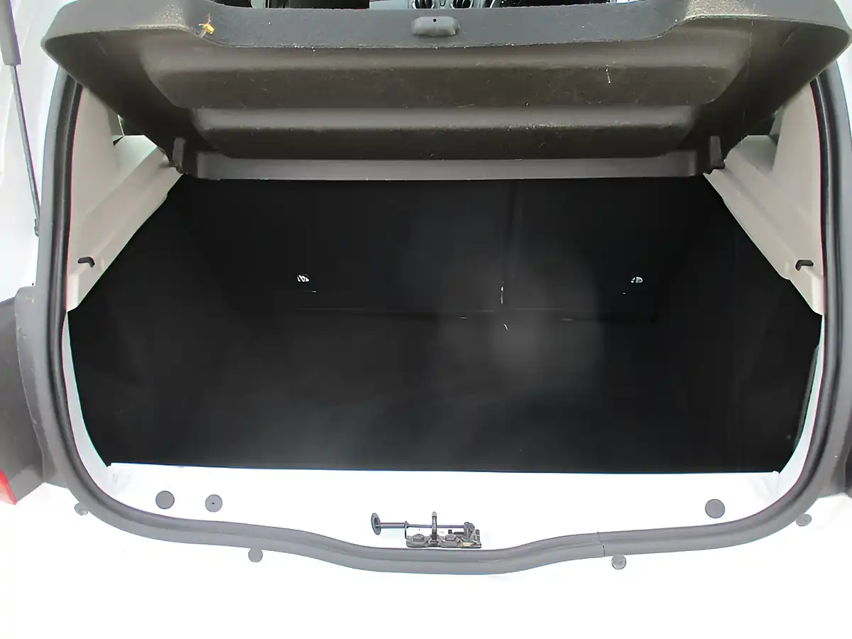 Used 2016 Dacia Sandero Ambiance Glacier White - Interior and Exterior details 13
