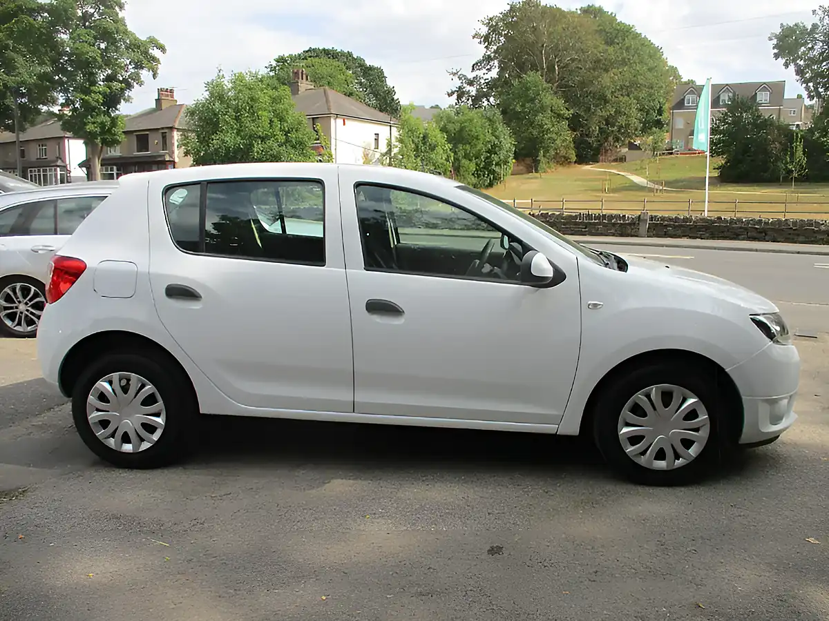 Used 2016 Dacia Sandero Ambiance Glacier White - Interior and Exterior details 4