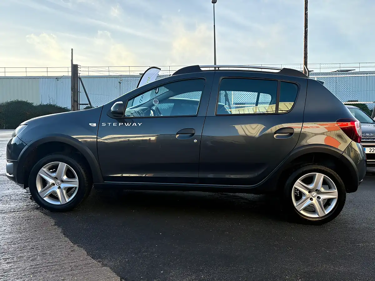 Used 2016 Dacia Sandero Stepway Ambiance Grey - Interior and Exterior details 6