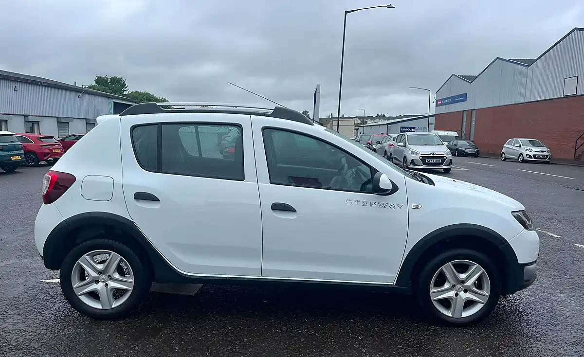Used 2016 Dacia Sandero Stepway Ambiance White - Interior and Exterior details 4