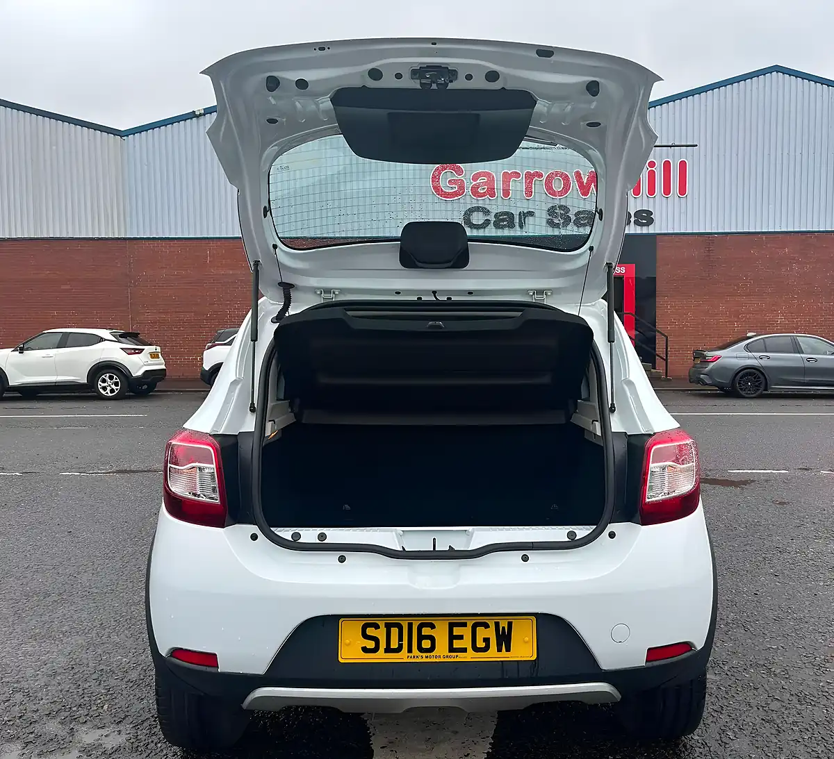 Used 2016 Dacia Sandero Stepway Ambiance White - Interior and Exterior details 9