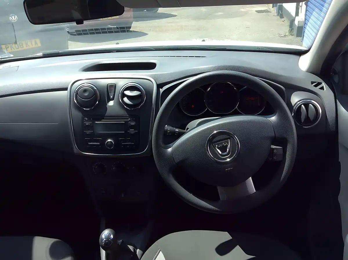 Used 2016 Dacia Sandero Stepway Ambiance White - Interior and Exterior details 12