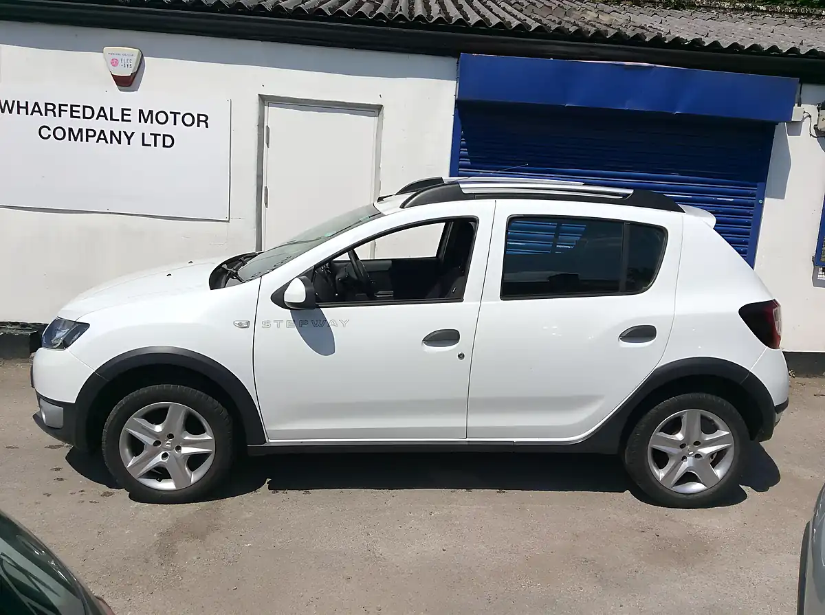 Used 2016 Dacia Sandero Stepway Ambiance White - Interior and Exterior details 4