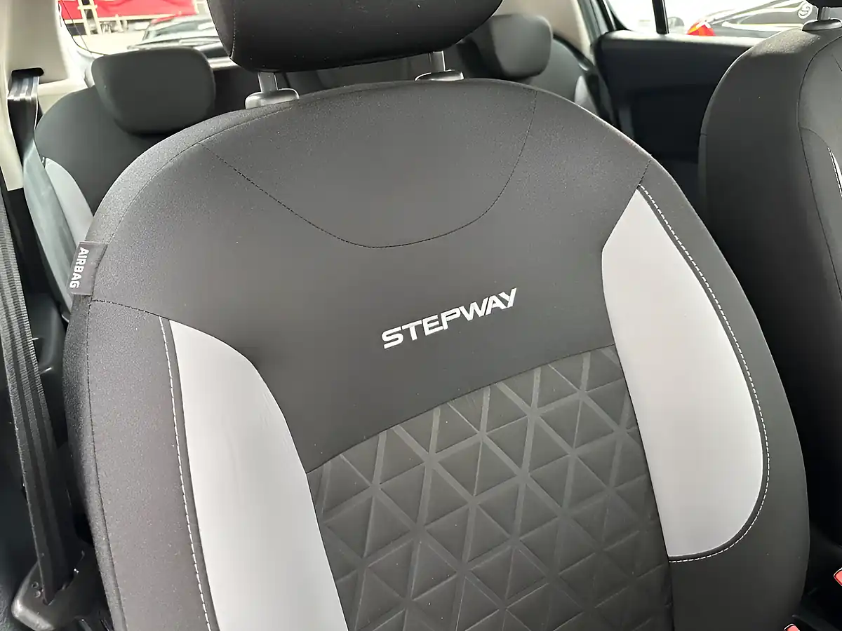 Used 2016 Dacia Sandero Stepway Laureate Glacier White - Interior and Exterior details 10