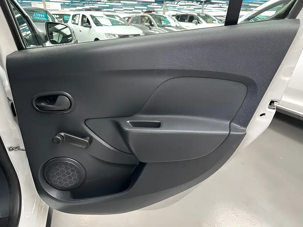 Used 2016 Dacia Sandero Stepway Laureate Glacier White - Interior and Exterior details 13