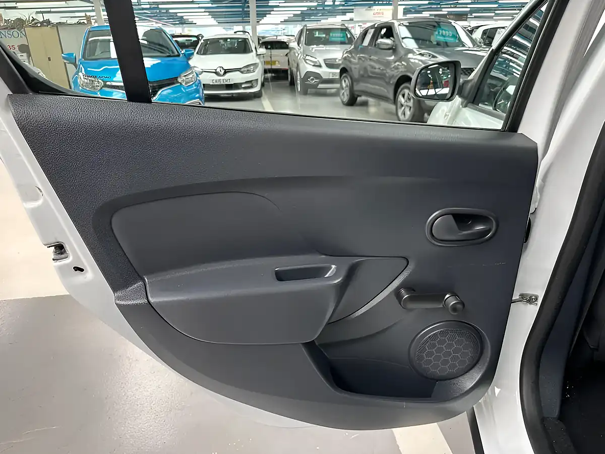 Used 2016 Dacia Sandero Stepway Laureate Glacier White - Interior and Exterior details 15