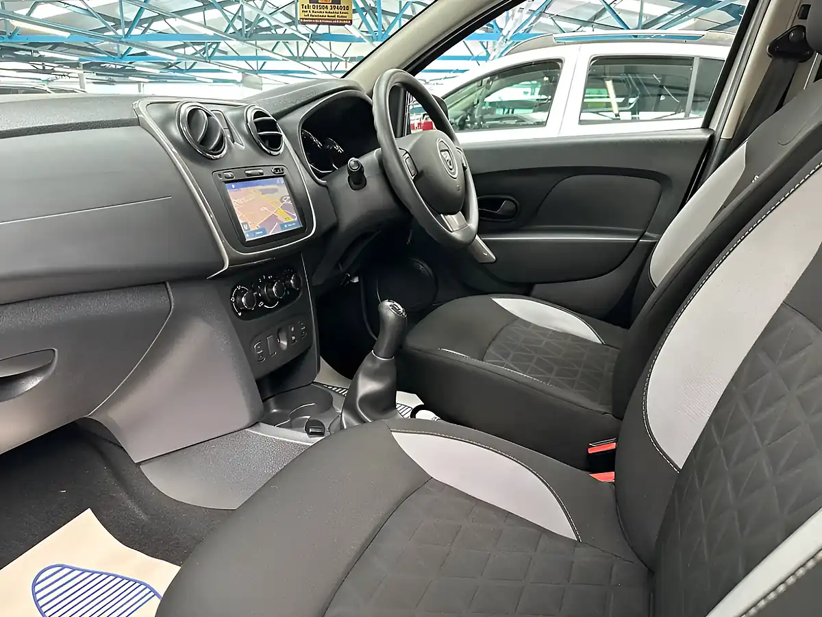 Used 2016 Dacia Sandero Stepway Laureate Glacier White - Interior and Exterior details 17