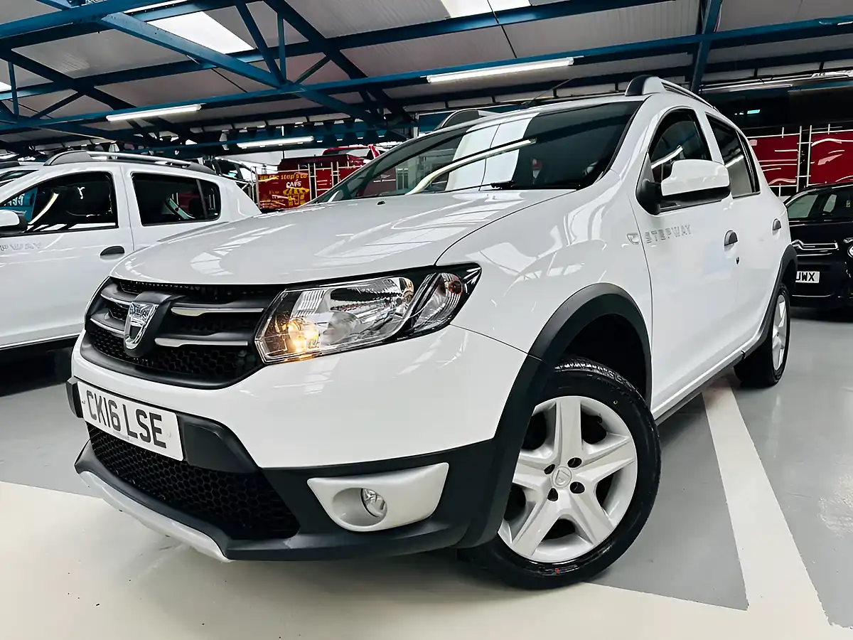 Used 2016 Dacia Sandero Stepway Laureate Glacier White - Interior and Exterior details 2