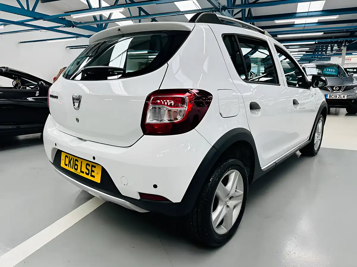 Used 2016 Dacia Sandero Stepway Laureate Glacier White - Interior and Exterior details 5