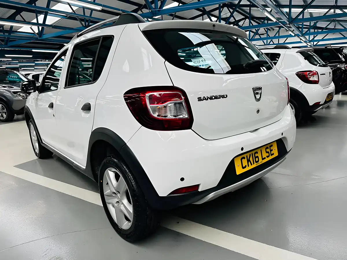 Used 2016 Dacia Sandero Stepway Laureate Glacier White - Interior and Exterior details 6