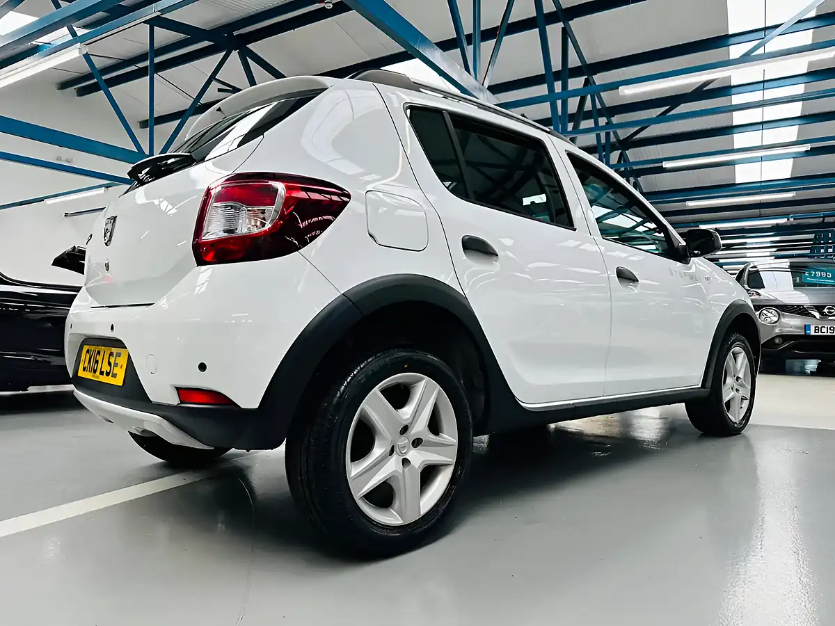 Used 2016 Dacia Sandero Stepway Laureate Glacier White - Interior and Exterior details 7