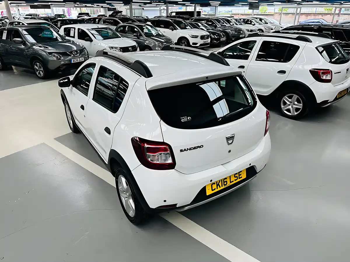 Used 2016 Dacia Sandero Stepway Laureate Glacier White - Interior and Exterior details 9