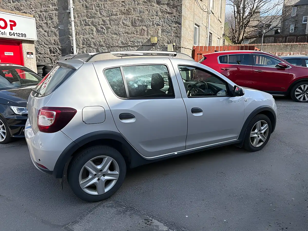 Used 2016 Dacia Sandero Stepway Laureate Silver - Interior and Exterior details 10