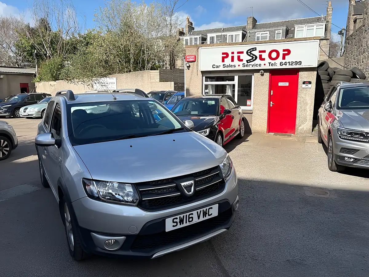 Used 2016 Dacia Sandero Stepway Laureate Silver - Interior and Exterior details 3