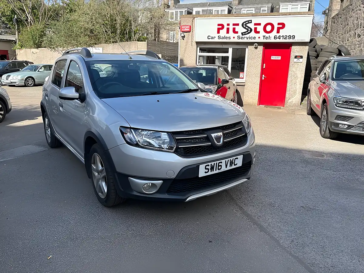 Used 2016 Dacia Sandero Stepway Laureate Silver - Interior and Exterior details 4
