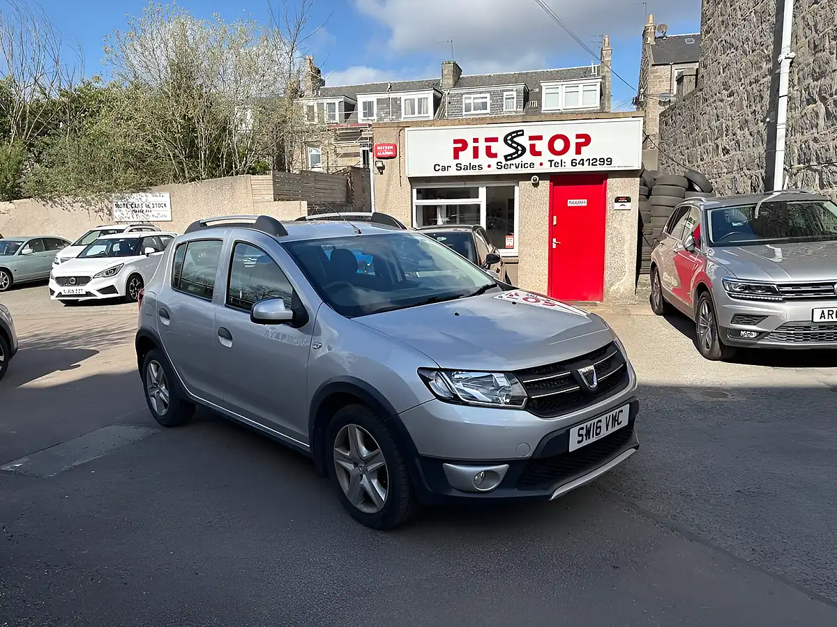 Used 2016 Dacia Sandero Stepway Laureate Silver - Interior and Exterior details 5