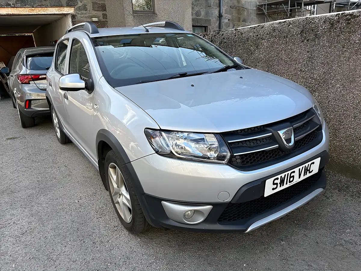 Used 2016 Dacia Sandero Stepway Laureate Silver - Interior and Exterior details 9