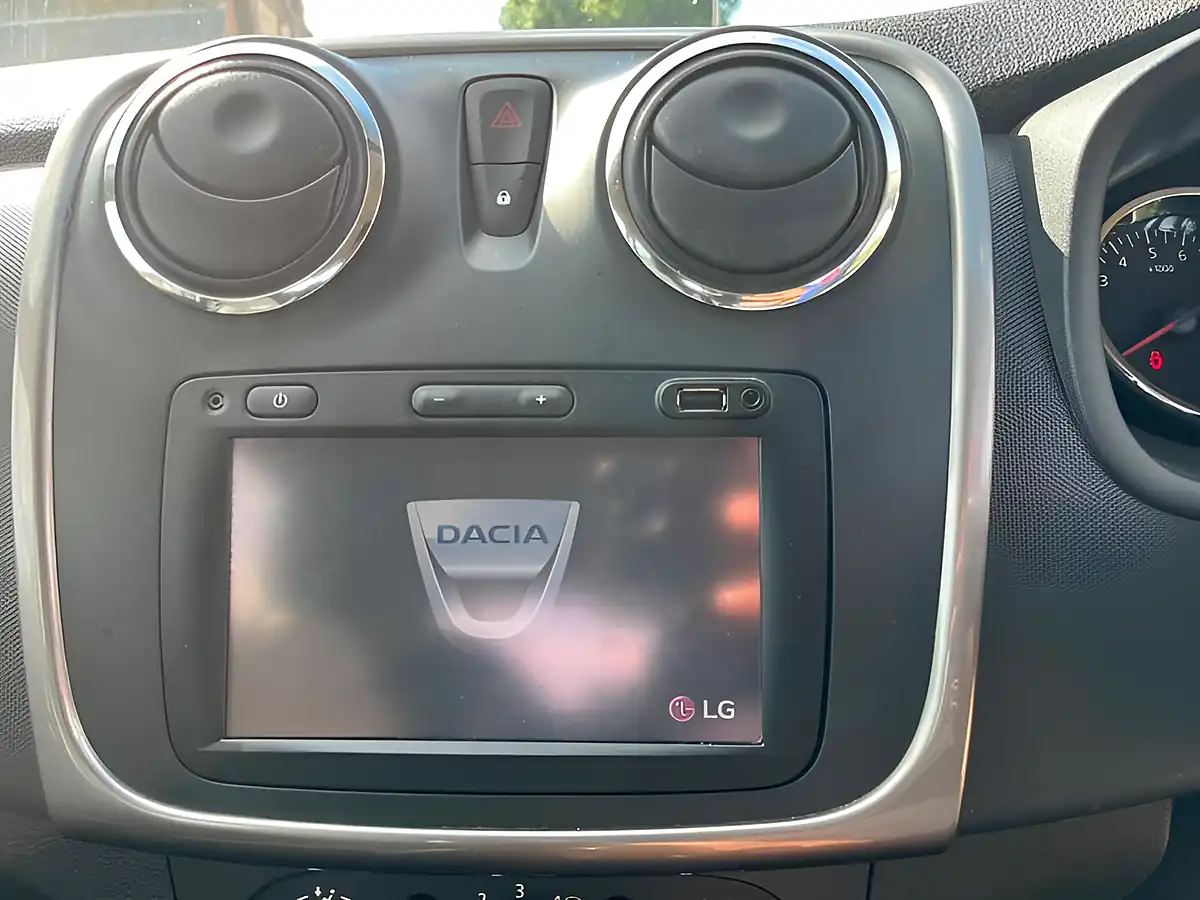 Used 2016 Dacia Sandero Stepway Laureate White - Interior and Exterior details 11