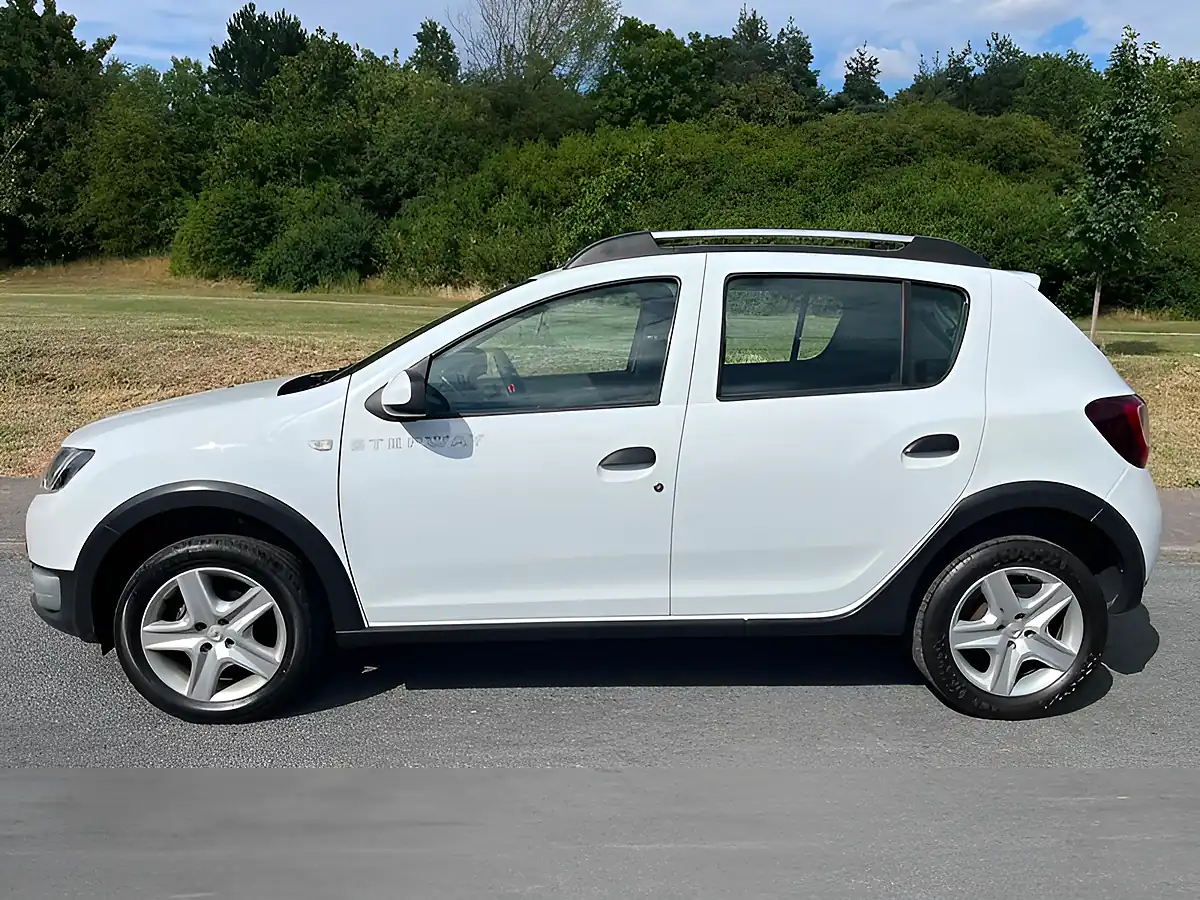 Used 2016 Dacia Sandero Stepway Laureate White - Interior and Exterior details 4