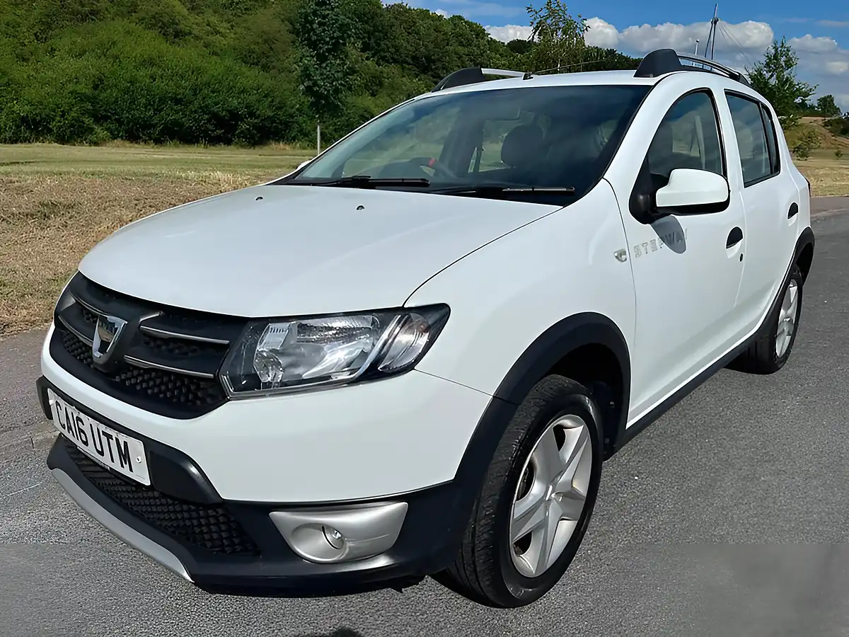 Used 2016 Dacia Sandero Stepway Laureate White - Interior and Exterior details 5