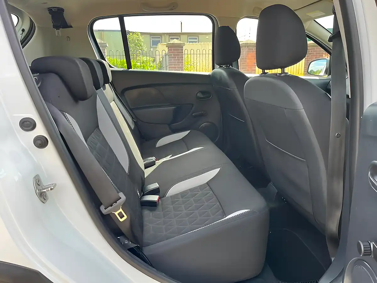 Used 2016 Dacia Sandero Stepway Laureate White - Interior and Exterior details 8