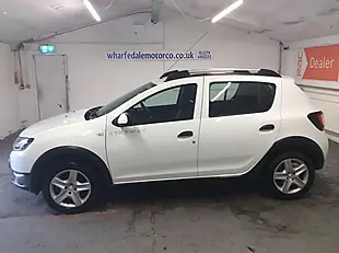 Used 2016 Dacia Sandero Stepway Laureate White - Interior and Exterior details 2