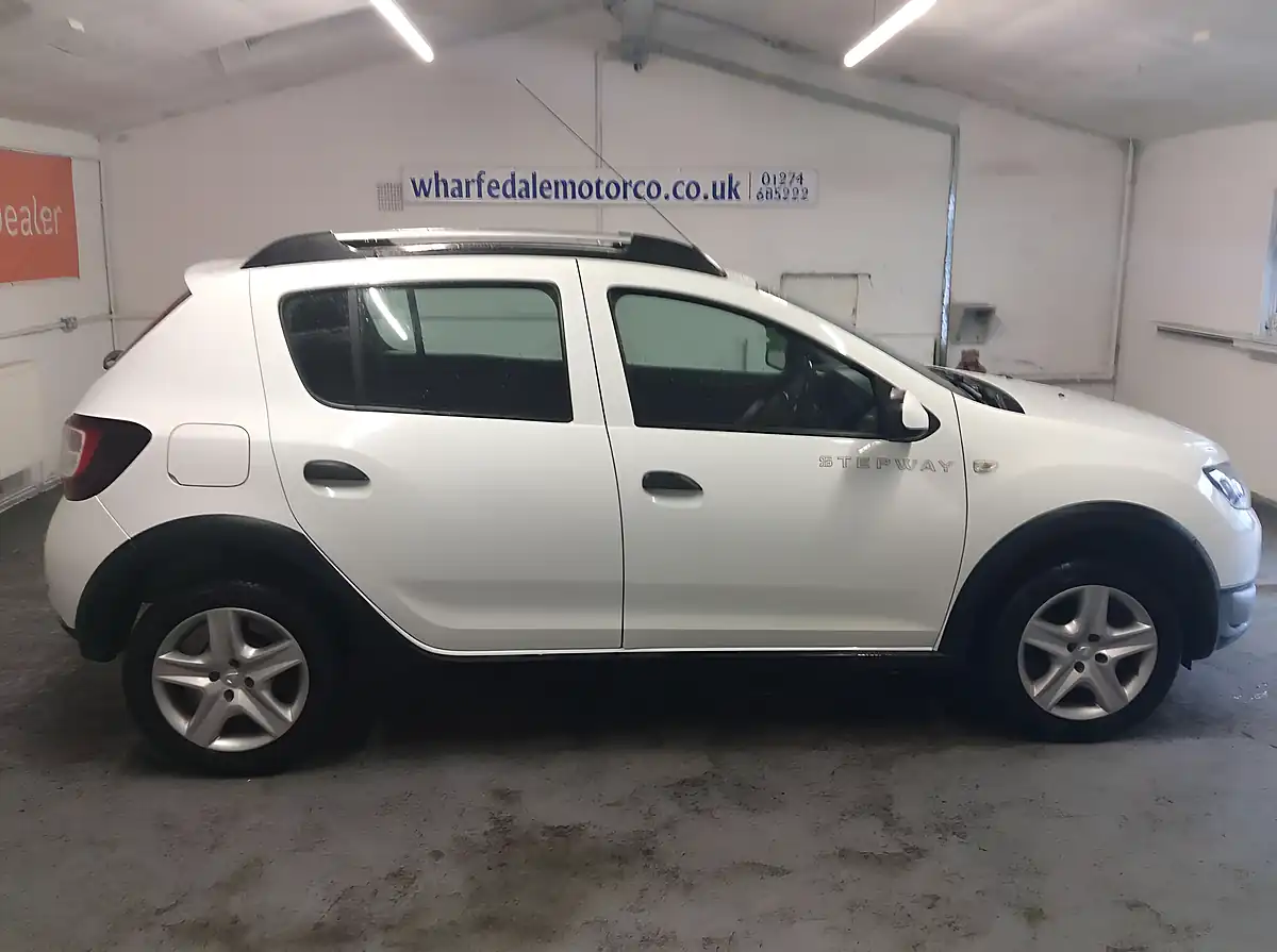 Used 2016 Dacia Sandero Stepway Laureate White - Interior and Exterior details 6