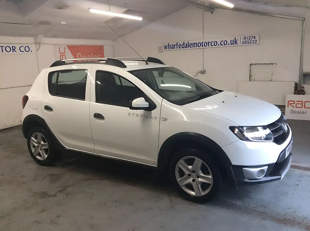 Used 2016 Dacia Sandero Stepway Laureate White - Interior and Exterior details 9
