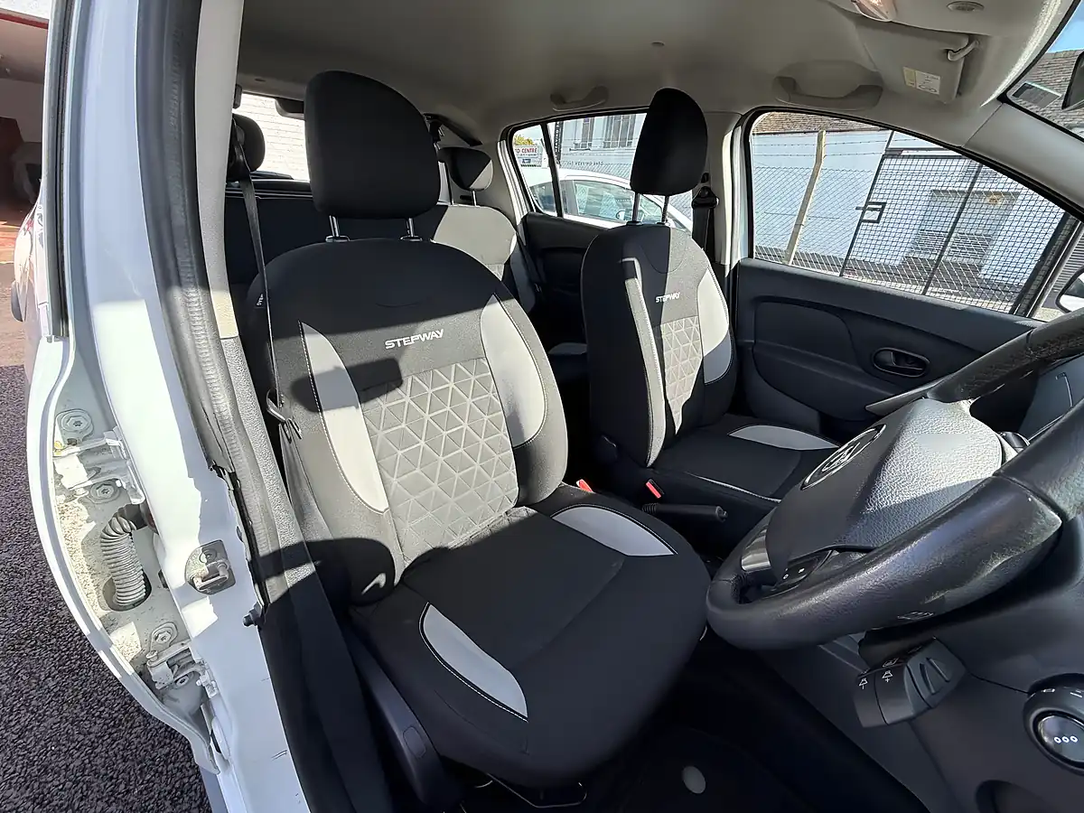 Used 2016 Dacia Sandero Stepway Laureate White - Interior and Exterior details 10