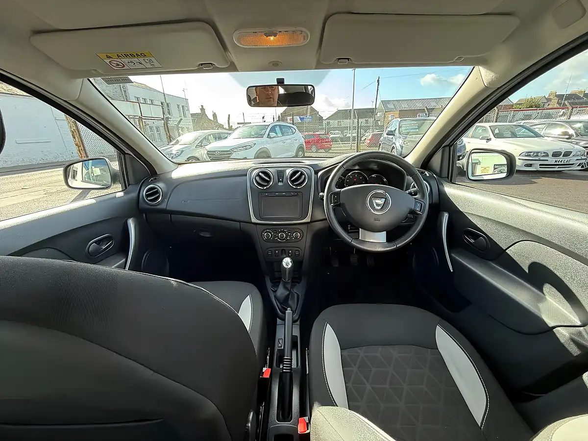 Used 2016 Dacia Sandero Stepway Laureate White - Interior and Exterior details 11
