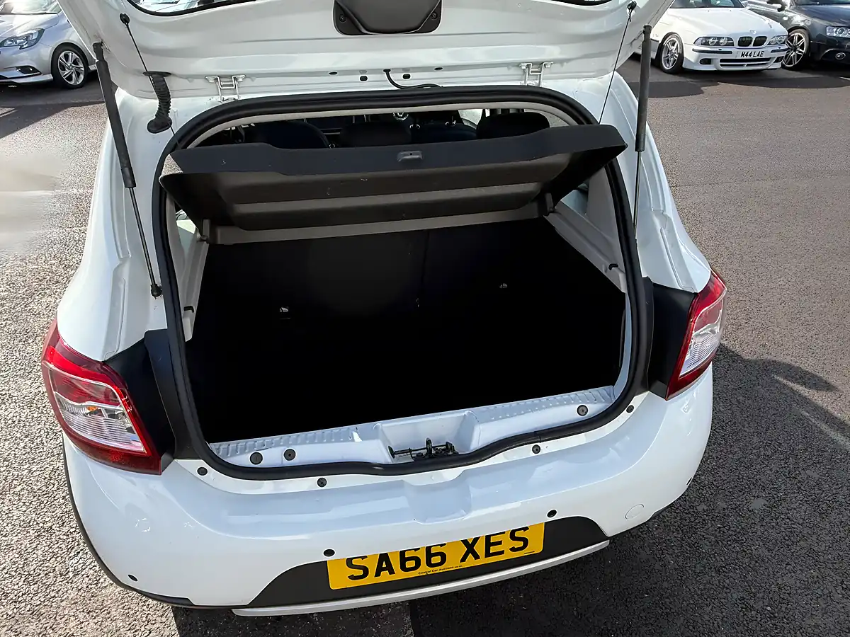 Used 2016 Dacia Sandero Stepway Laureate White - Interior and Exterior details 12