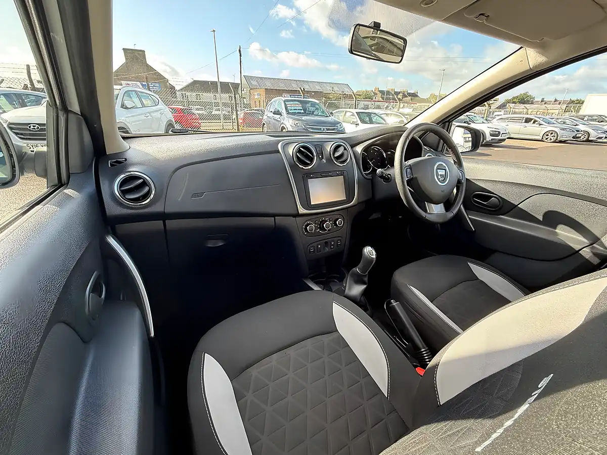 Used 2016 Dacia Sandero Stepway Laureate White - Interior and Exterior details 15